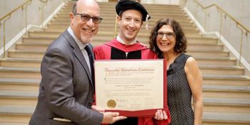 অবশেষে স্নাতক ডিগ্রি পেলেন জুকারবার্গ